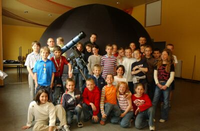 Het AstroMobiel opblaasplanetarium biedt plaats aan 2 kleine klasjes of 1 grote klas. Binnen is het onder een sterrenhemel reuze knus en gezellig. (Foto: Gilbert Vanhee)